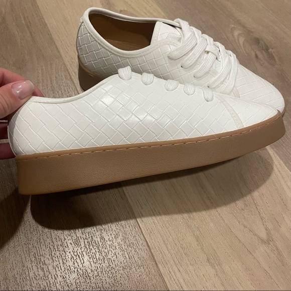 White Sneakers size 7 - Picture 8 of 8